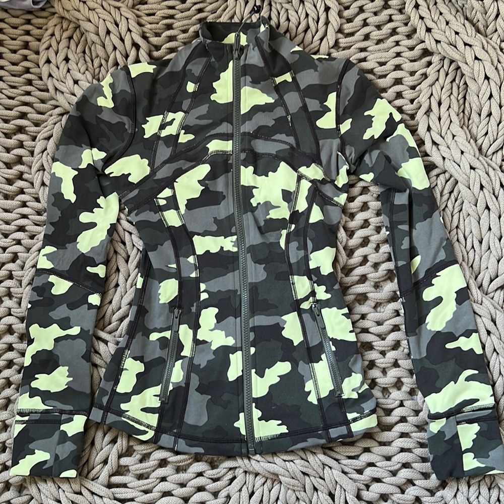 Lululemon green and grey camo DEFINE jacket